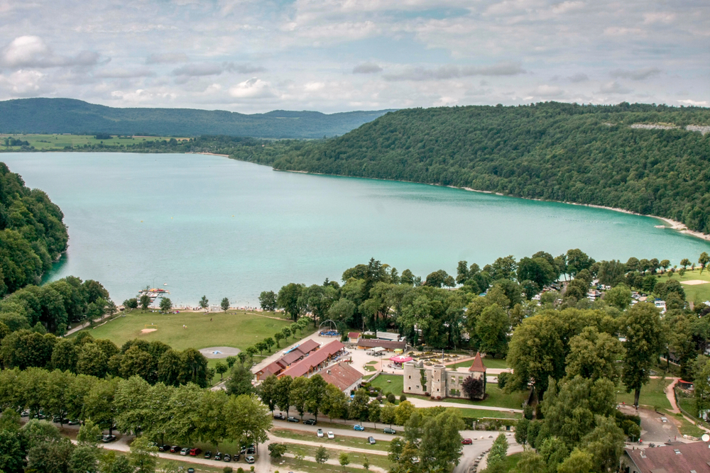 Le Mag Camping - Het meer van Chalain in de Jura op video