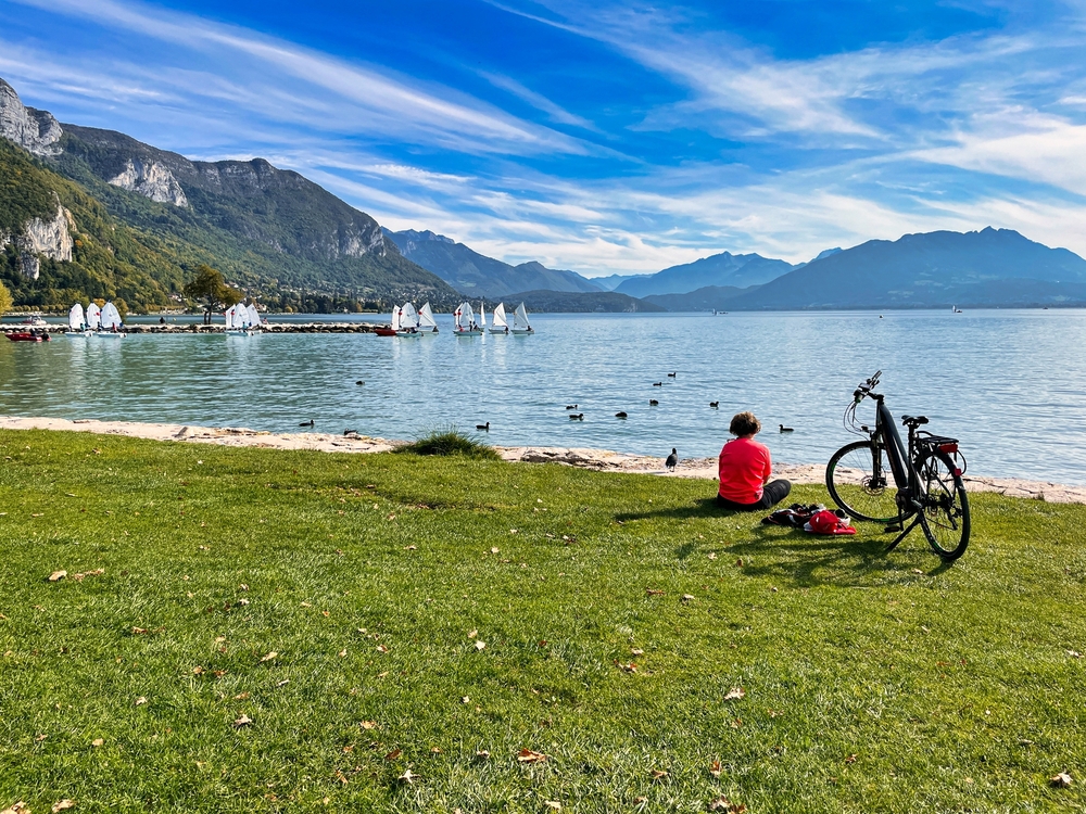 Le Mag Camping - Wat dacht je van een bezoek aan de Haute-Savoie op de fiets 🚴 over vlakke wegen?