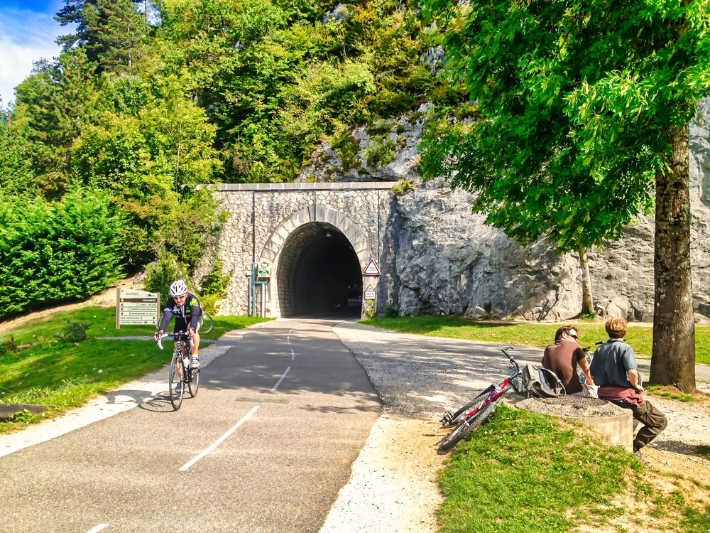 Wat dacht je van een bezoek aan de Haute-Savoie op de fiets 🚴 over vlakke wegen?  -  visuel 2/2 Wat dacht je van een bezoek aan de Haute-Savoie op de fiets 🚴 over vlakke wegen?  -  visuel 2/2