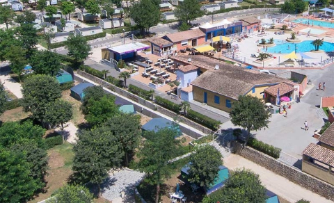 Camping - Vallon-Pont-d'Arc - Rhône-Alpes - La Plage Fleurie Camping - Vallon-Pont-d'Arc - Rhône-Alpes - La Plage Fleurie